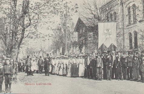 Bilde av forsamling foran Skiens Latinskole